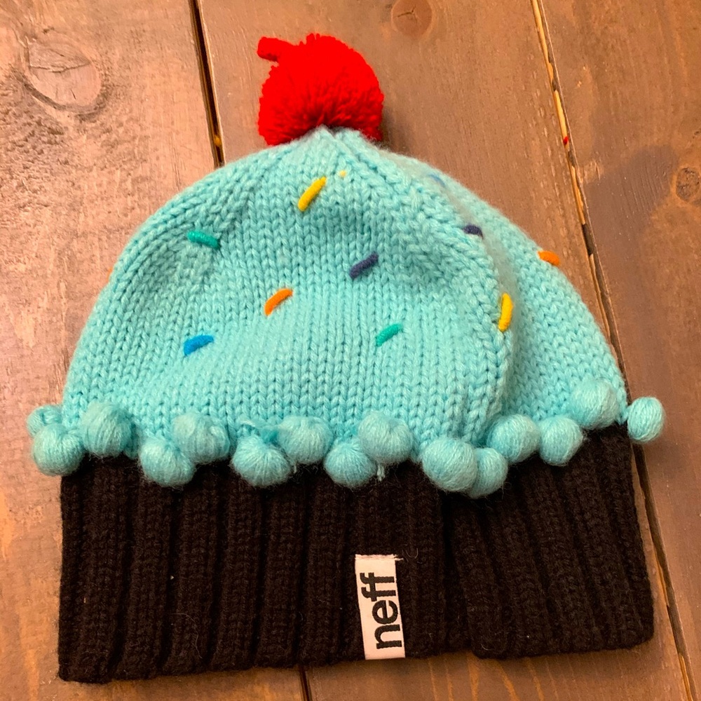GUC NEFF blue “cupcake” knit toque girls